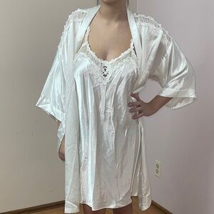 RARE vintage Dentelle nightgown with Lace detailing